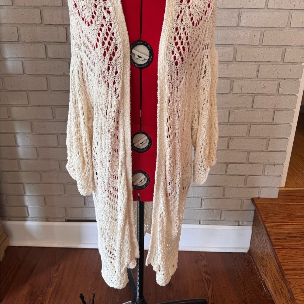 American Eagle Cream Crochet Sweater size Med 
Excellent condition